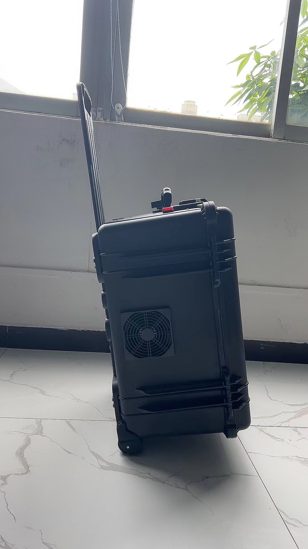 白玉手拉箱型移动通信干扰器